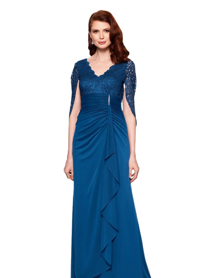 Betsy och Adam Carmyn V-ringad trekvartsärmad spetsklänning med rynkad sida. för wholesale av Immediate Apparel