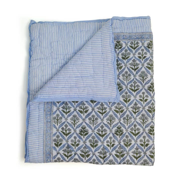 Couverture pour bébé à fleurs bleues et vertes pour la vente par Piggy & Kin