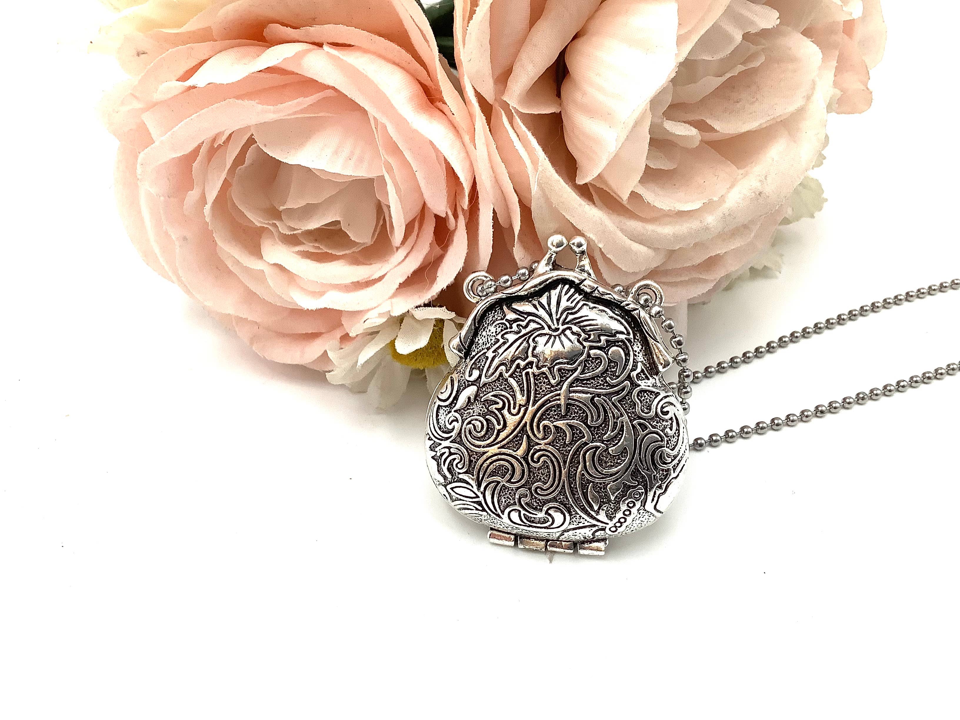 All Little Cute Things – wholesale Halsband med medaljong – Franskt viktorianskt silverhänge i form av handväska, tefestgåvor10