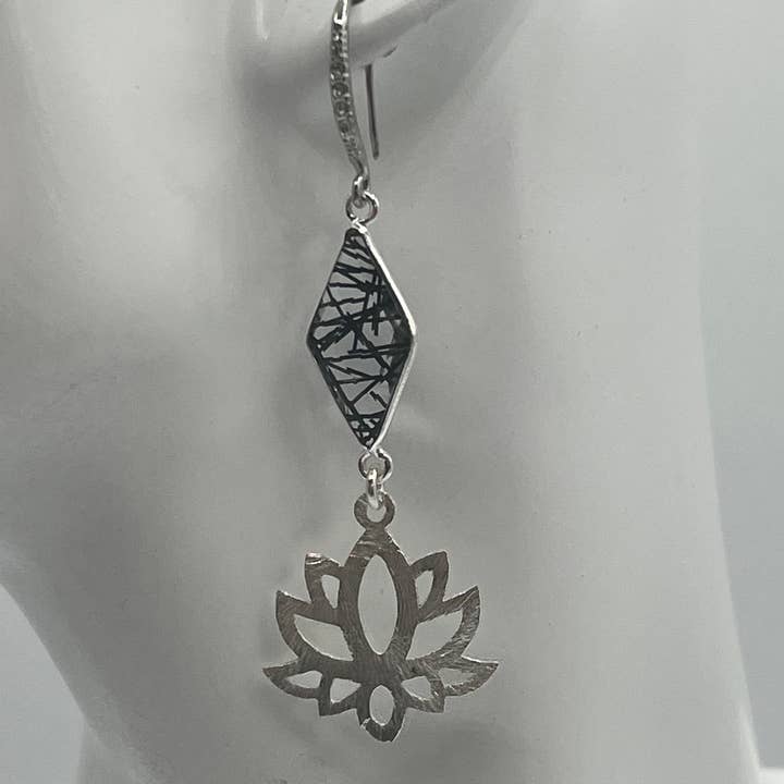 Boucle d'oreille en pierre précieuse / Diamant de rutile noir avec lotus en argent pour la vente par Ritzy Roxx