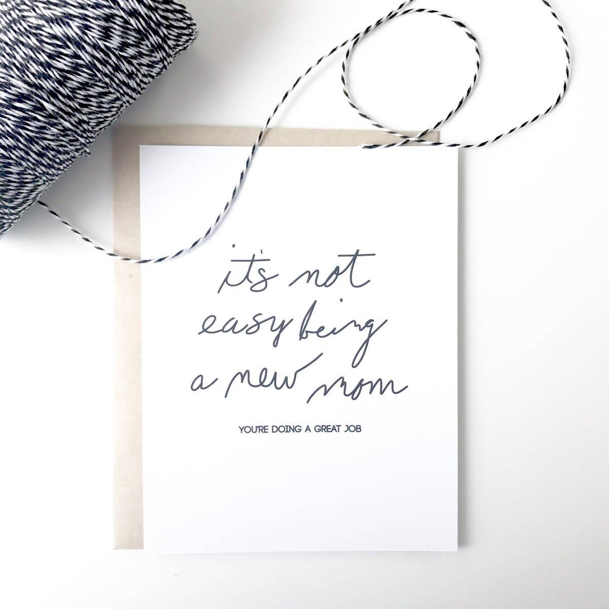 PAGEFIFTYFIVE - Vendita all'ingrosso Biglietto di auguri per la nascita - It is Not Easy New Mom Biglietto2