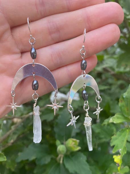 Boucles d'oreilles en forme de lune en quartz Witchy, longues et pendantes pour la vente par Bold as Love Belongings