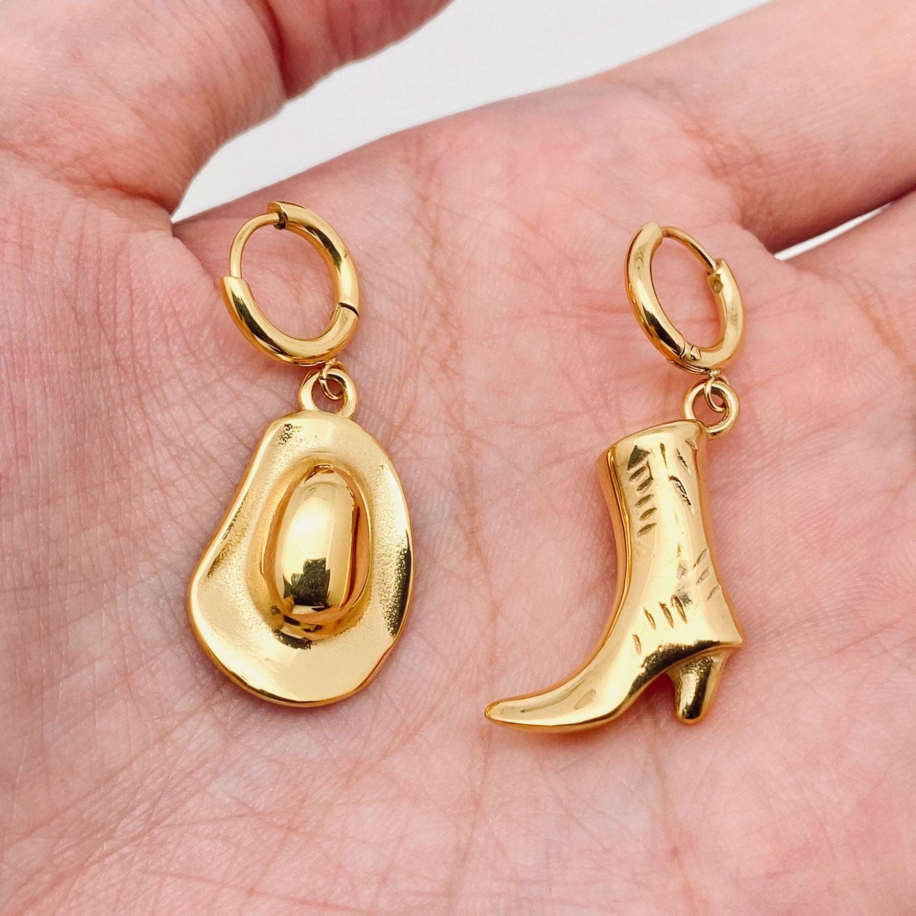 Mio Queena – Engroshandel Huggie-øreringe – Western Cowgirl Hat Boot Asymmetriske Huggie øreringe - FGS/WJ1