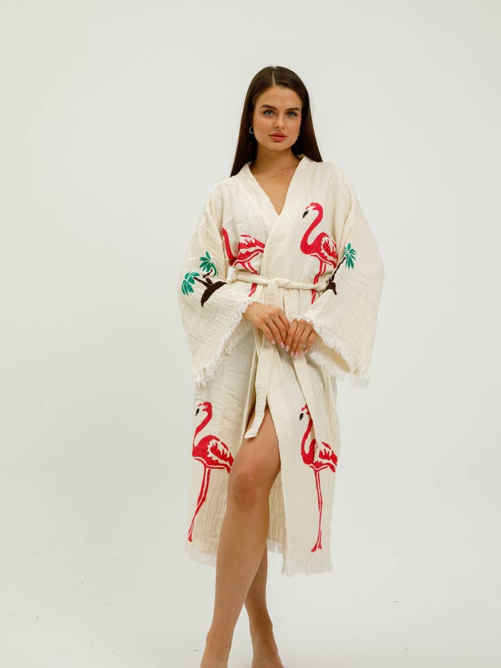 Kimono à imprimé flamant rose biologique, caftan en coton, couverture de plage pour la vente par VATCHIO INC.