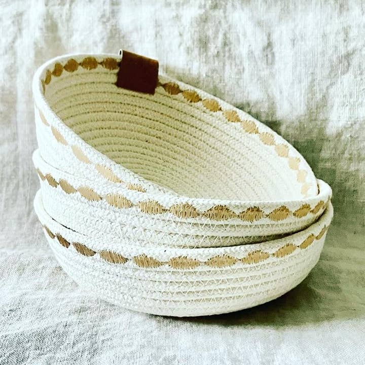 Bol en corde à babioles blanc chaud avec coutures décoratives pour la vente par Artwork by Sandra Naufal