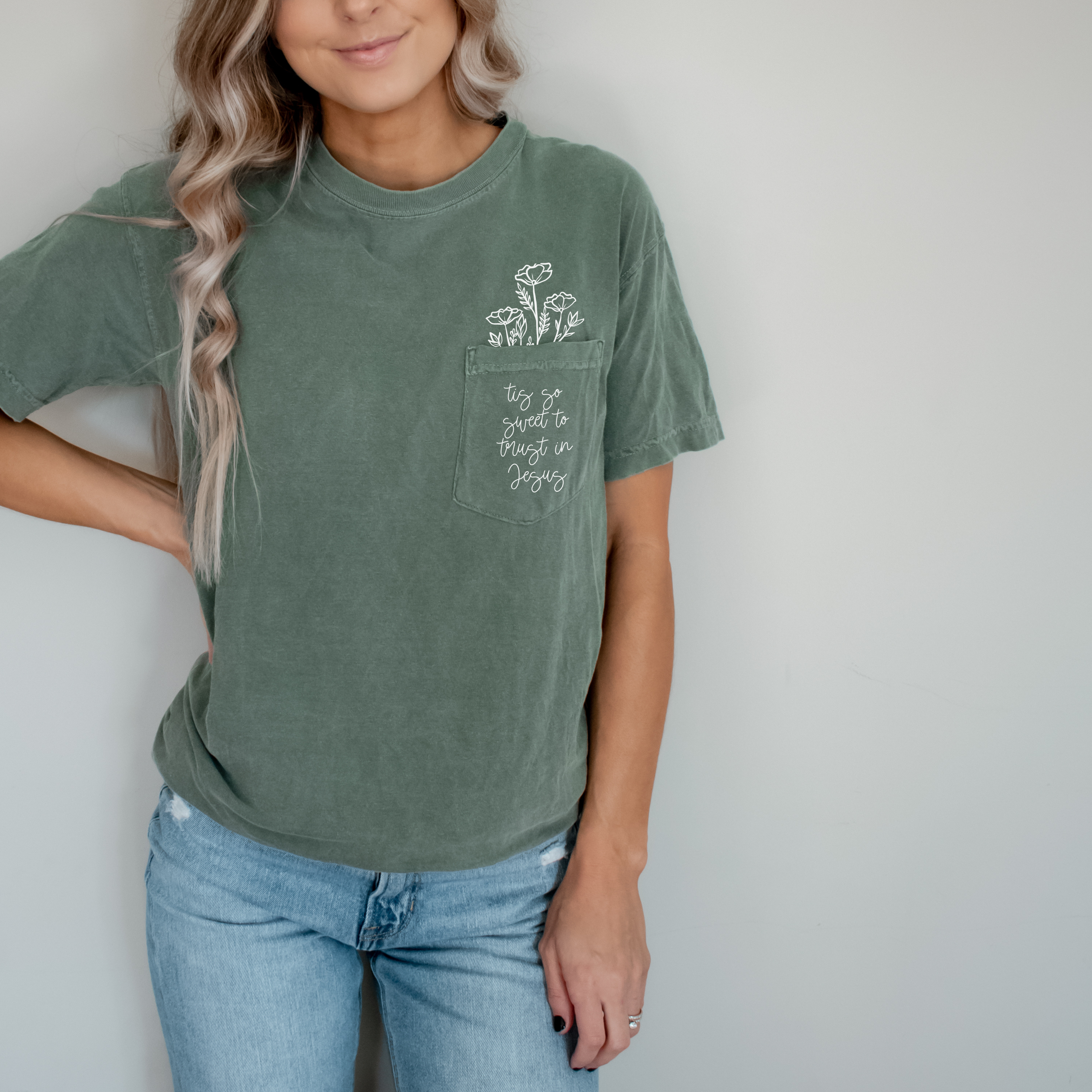 Faith & Life Christian Brands - Vendita all'ingrosso Maglietta serigrafata - Donna - Maglietta tascabile Tis So Sweet to Trust in Jesus1