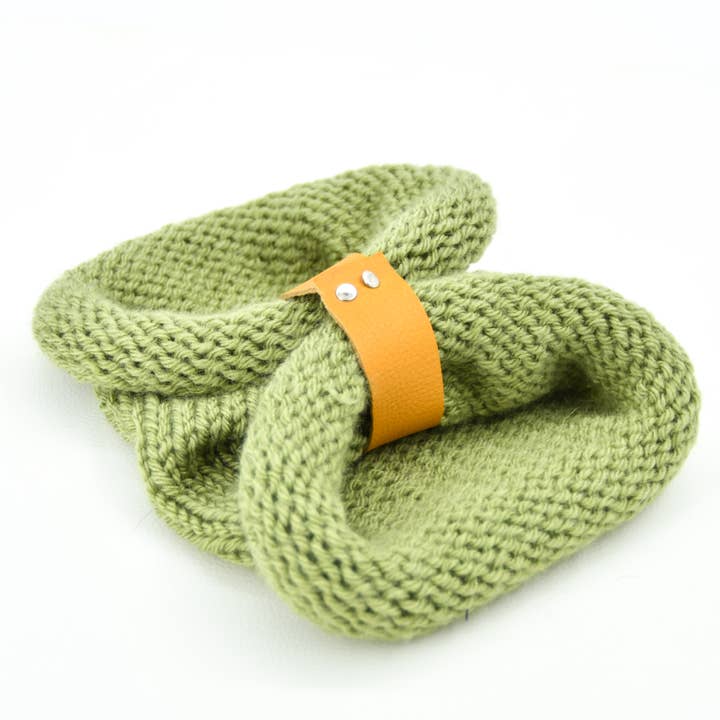 Brindle Supply Co. – wholesale Halsduk - Hund – Handstickad hund Snood med läder kåpa