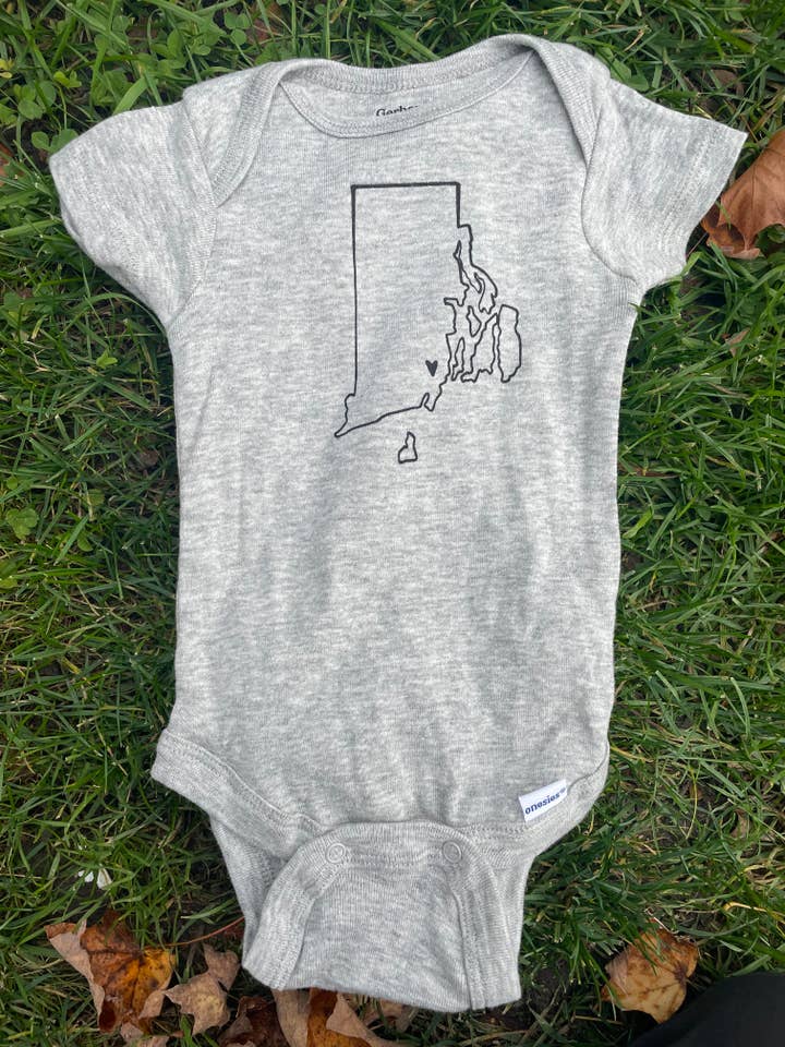 Tutina da neonato con stampa serigrafica del Rhode Island per la vendita all'ingrosso da parte di Willough Designs