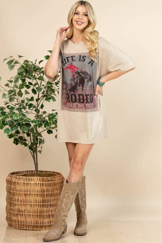 Kamel AV1202-TIANA LIFE IST EIN T-SHIRT-KLEID MIT RODEO-GRAFIK für den Großhandel auf Faire11