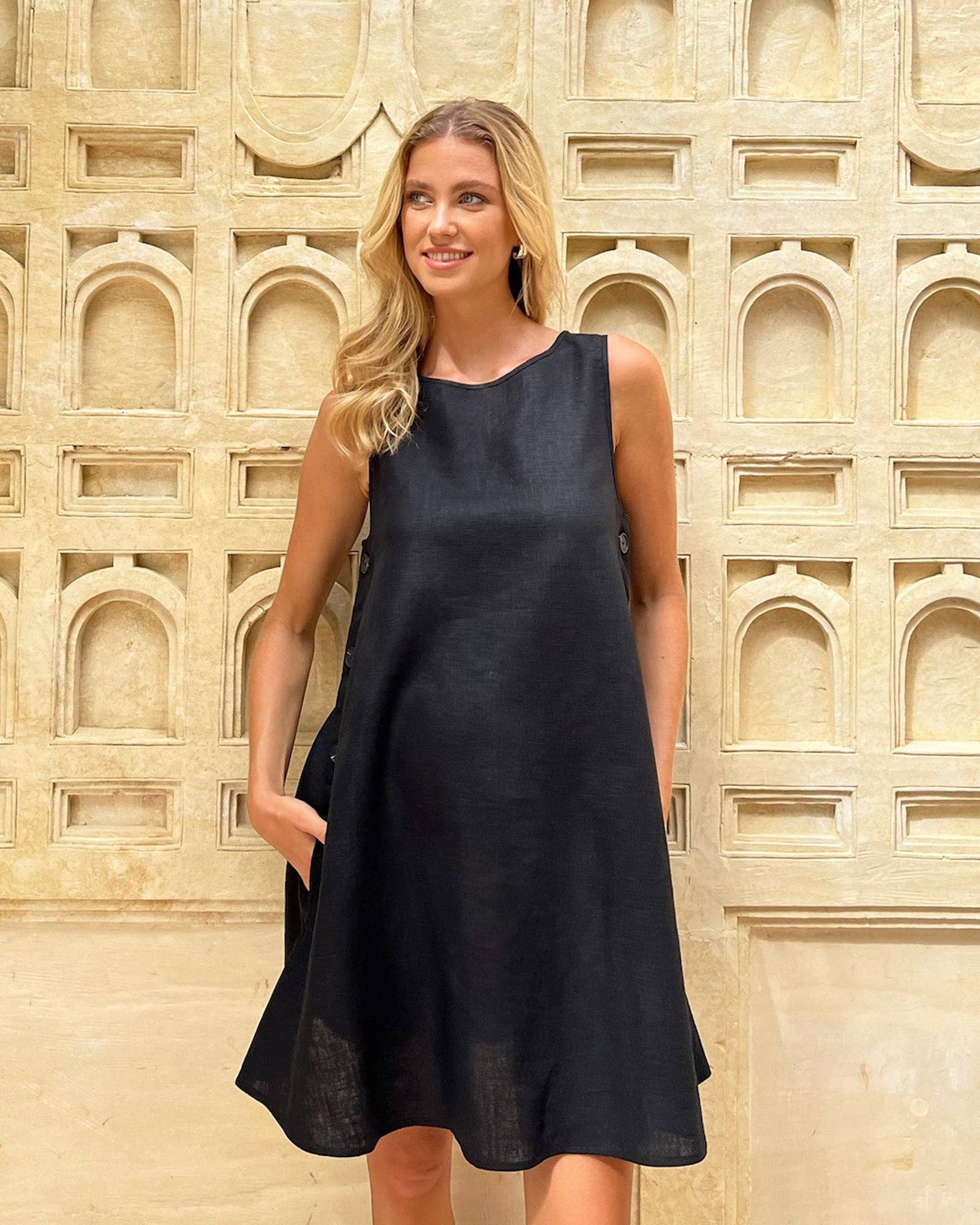 Negro Vestido de alimentación con botones Maeve de venta al por mayor en Faire7