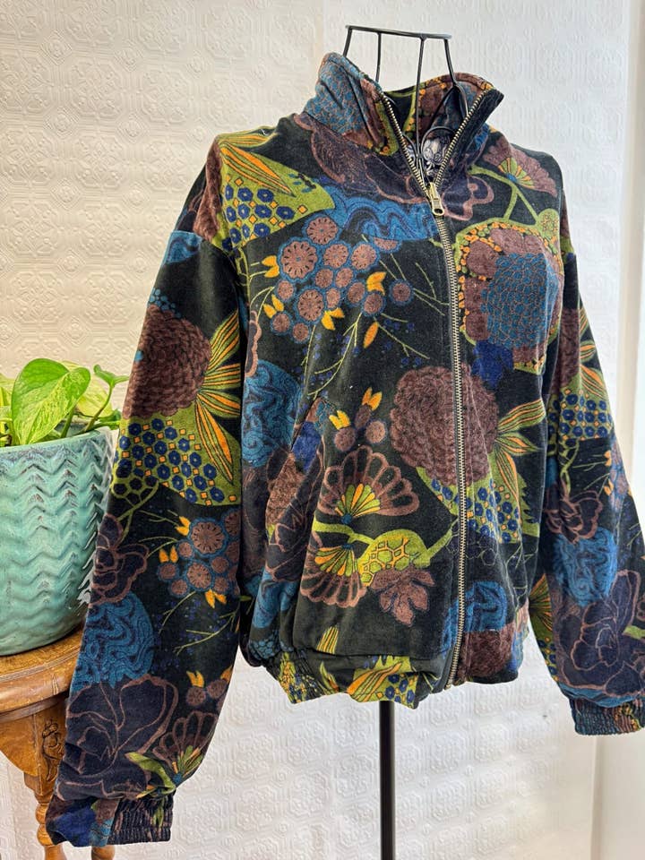 Luksus Velour Boho Bomberjakke Skæv Blomstret Lag for engroshandel hos Essential Designs London