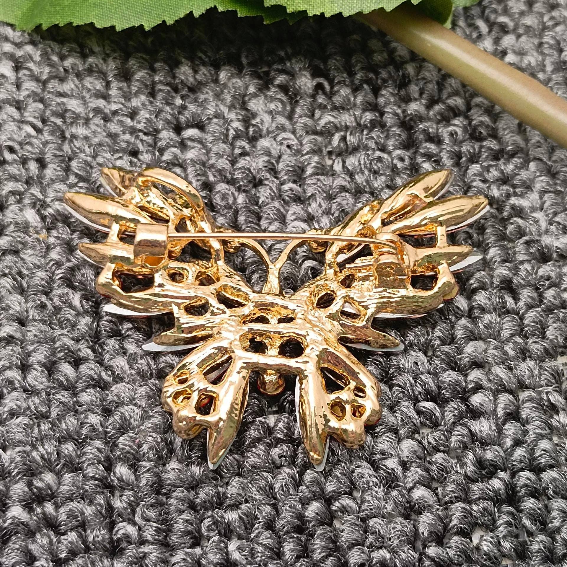 Mio Queena - Venta al por mayor Broches - Broche de mariposa con diamantes de imitación de cristal brillante1