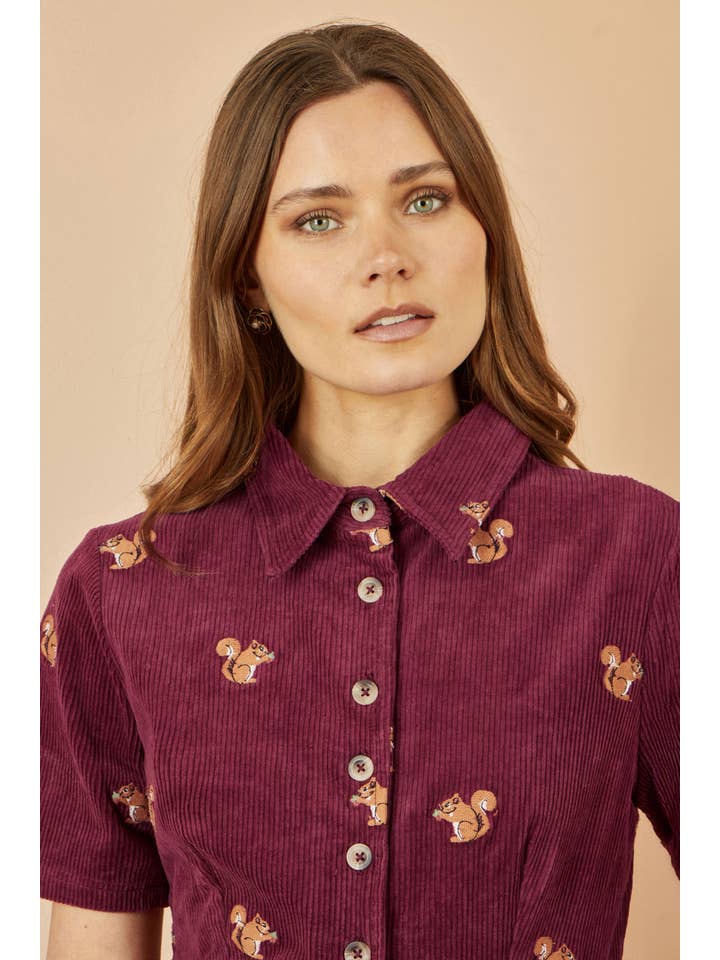Bourgogne Robe-chemise en velours côtelé bordeaux Yumi avec broderie de motifs d'écureuils. en vente sur Faire2