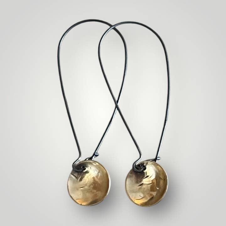 Boucles d'oreilles disques martelés noir et or pour la vente par Rachel Stowe Jewellery