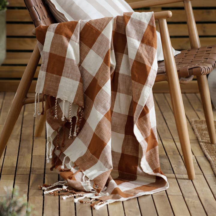 Chesil Check Quastendecke aus 100 % Baumwolle in Pecan für den Großhandel von Riva Home