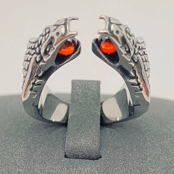 Presente de anel de cobra de duas cabeças de pedra vermelha de aço inoxidável por atacado de Mio Queena