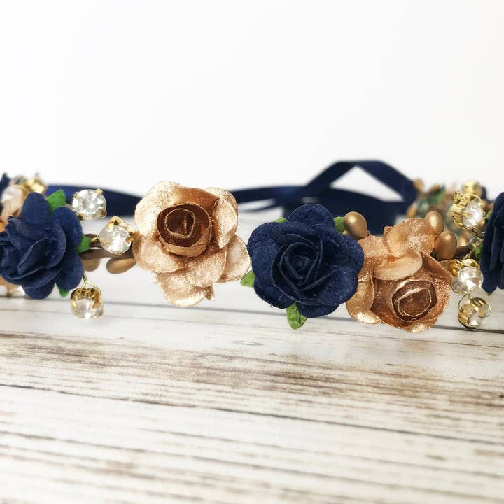 Elegante corona de flores de color azul marino y dorado hecha a mano para venta al por mayor de The Pearled Rose