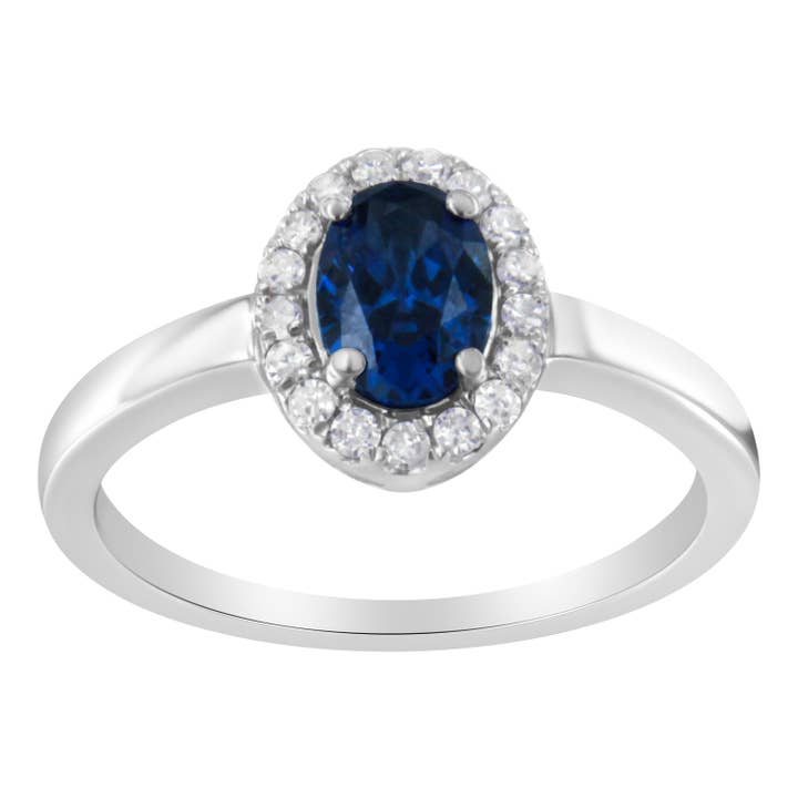 Bague de cocktail en or blanc 10 carats avec saphir bleu créé 7 mm et diamant rond 1/5 ct pour la vente par Infinite Jewels