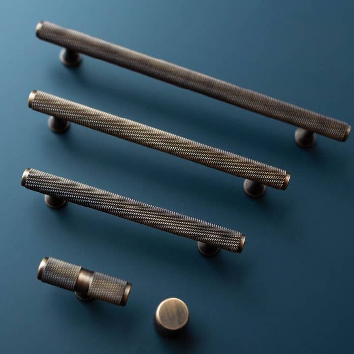 Home Luxe Co – wholesale Knob/pull – Alnwick Knurled Antique Brass Bar Handle