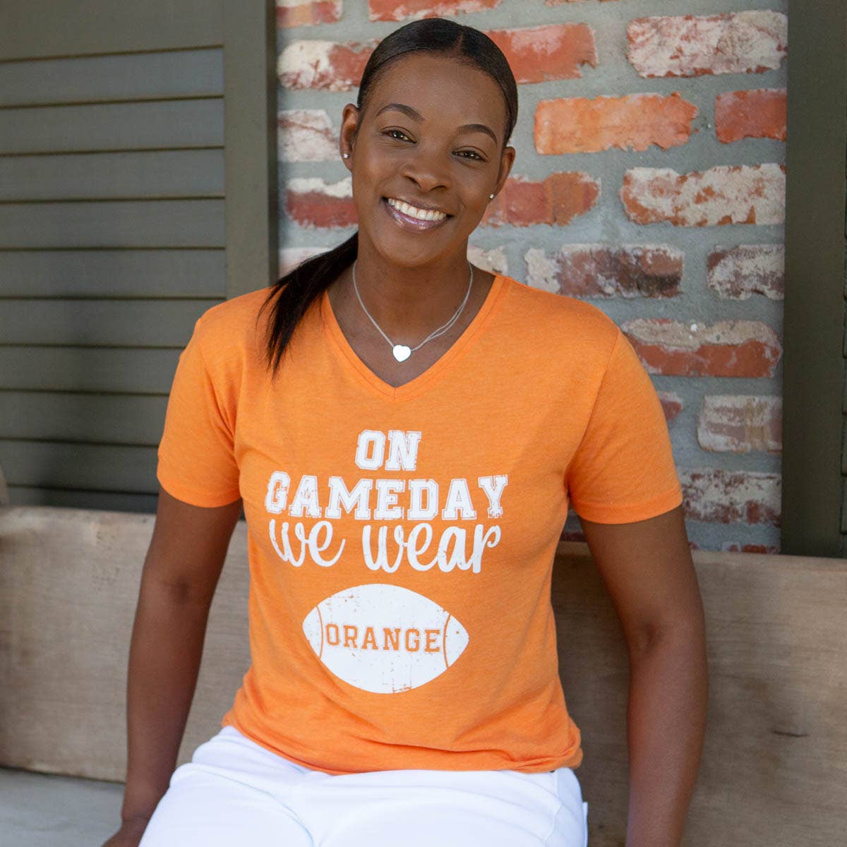 The Royal Standard - Vente T-shirt sérigraphié – femme - Nous portons un t-shirt orange à col en V orange/blanc -Asst.0