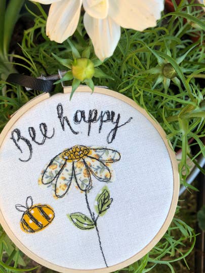 CERCEAU DÉCORATIF BEE HAPPY pour la vente par Girl Friday Embroidery