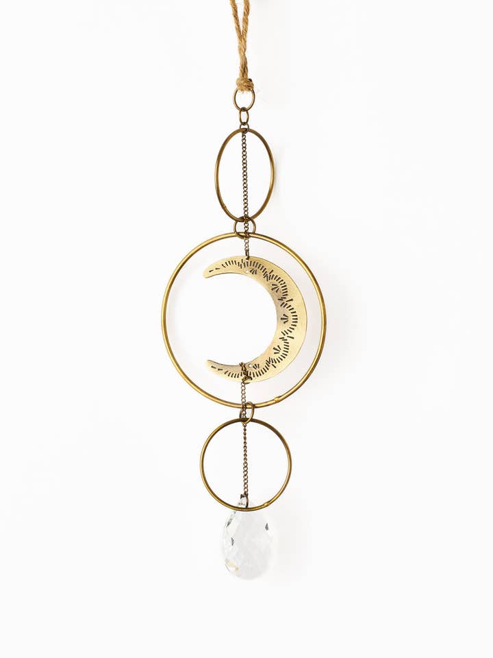 Acchiappasole Surya Crescent Moon in ottone per la vendita all'ingrosso da parte di Matr Boomie Fair Trade
