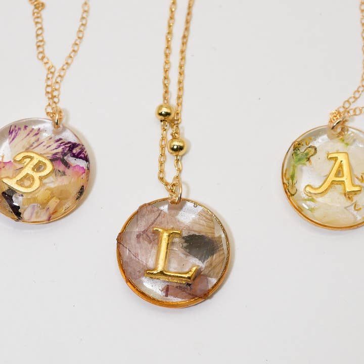 Colar Personalizado com Flor de Nascimento e Inicial – Colar com inicial personalizada, joia com flor de nascimento, flor de nascimento por atacado de Remedy Designs