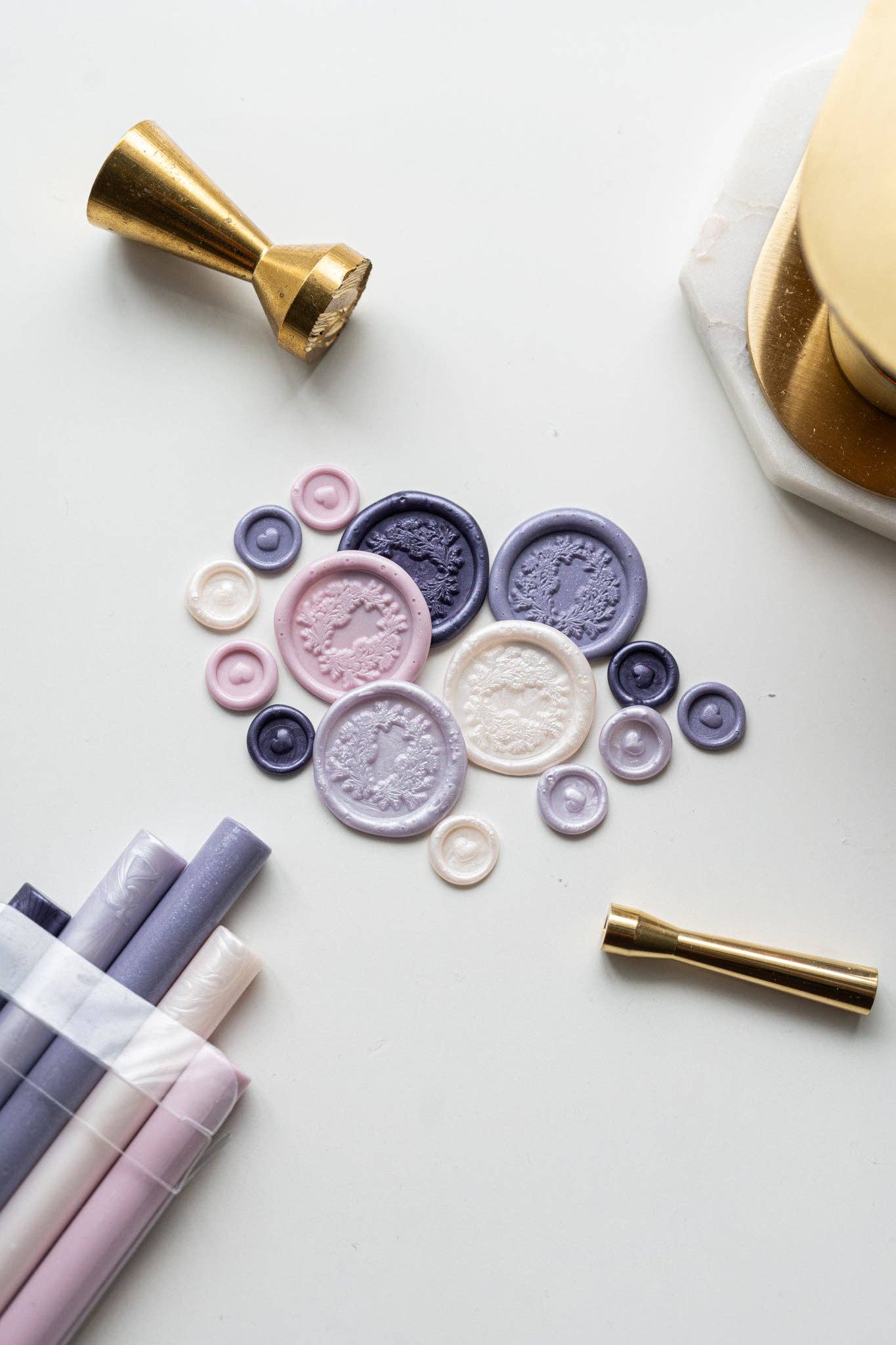 Written Word Calligraphy – Lacre por atacado – Cera Seladora Wisteria Blooms (Caixa com 5 Palitos)1