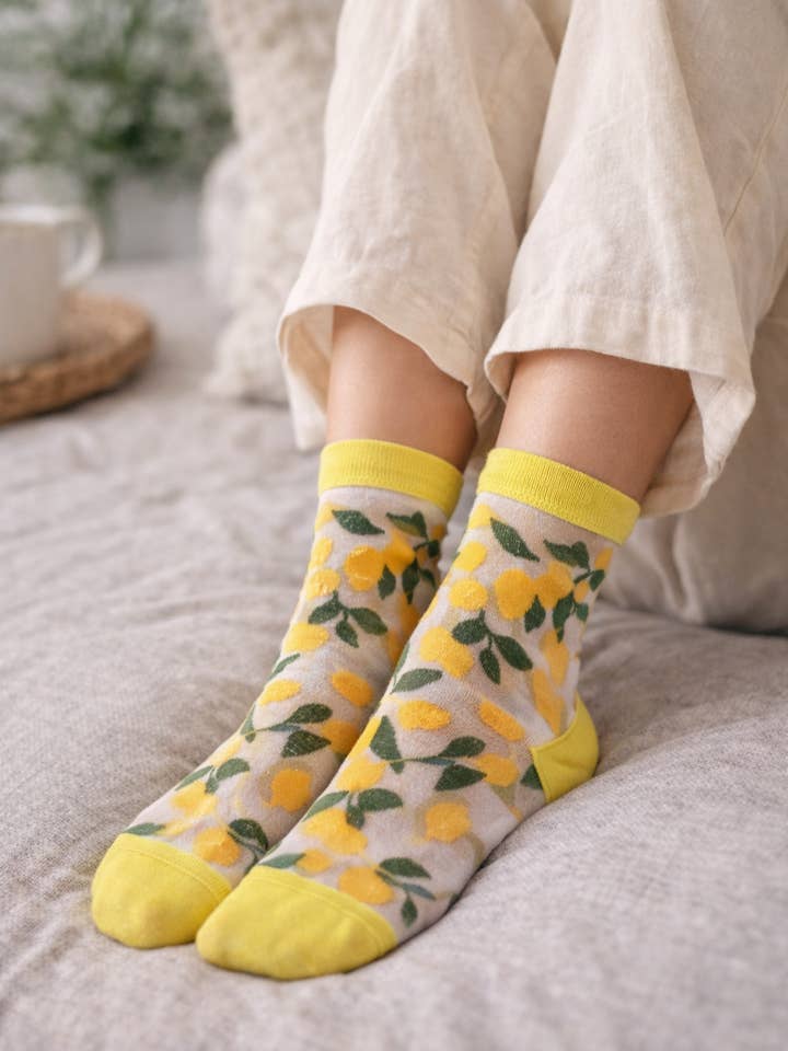 Calcetines Transparentes Flores Amarillas para venta al por mayor de Marc JoJo