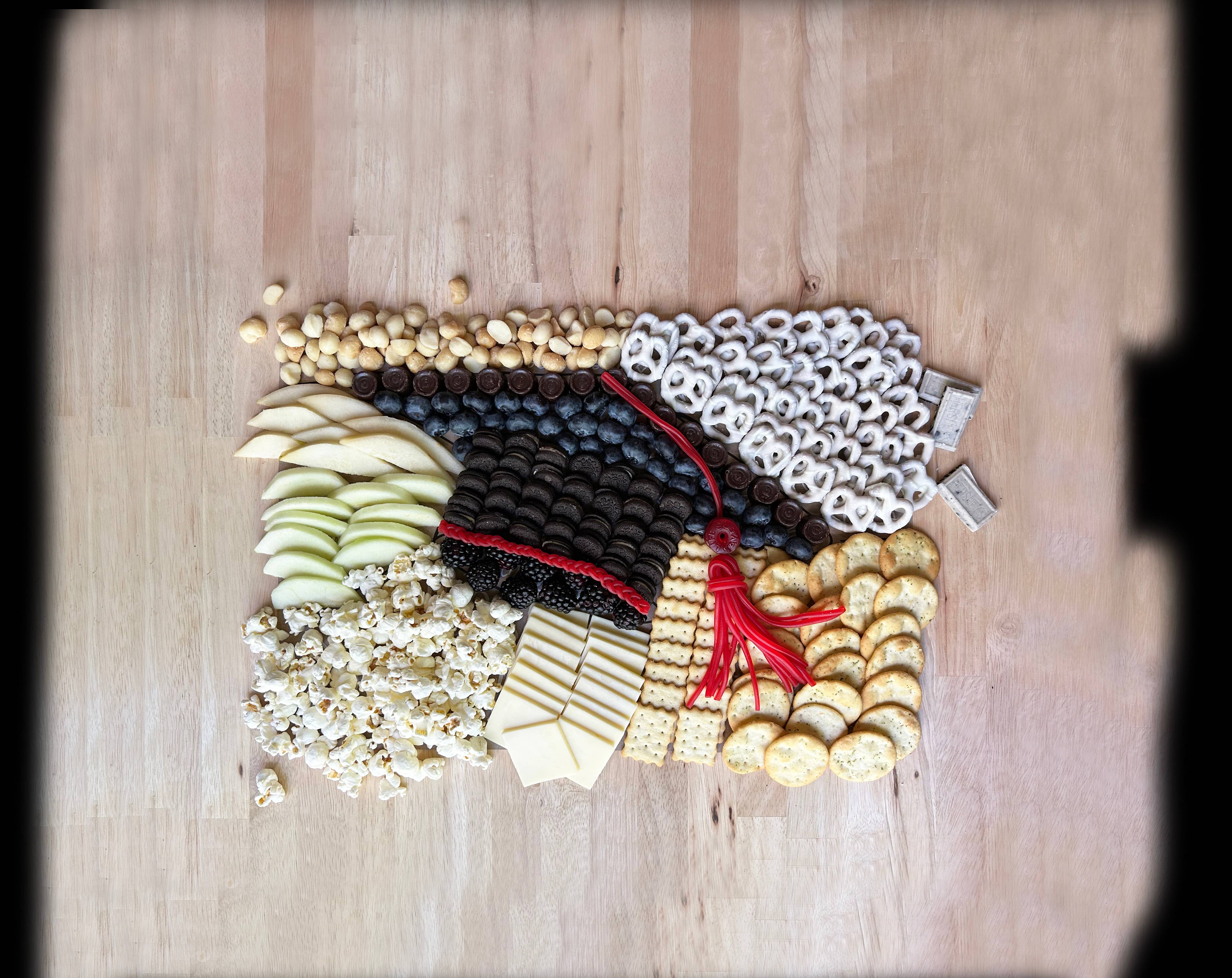 Color Box Design & Letterpress – Tábua de queijos por atacado – Folha de dicas de charcutaria | Boné de Graduação1