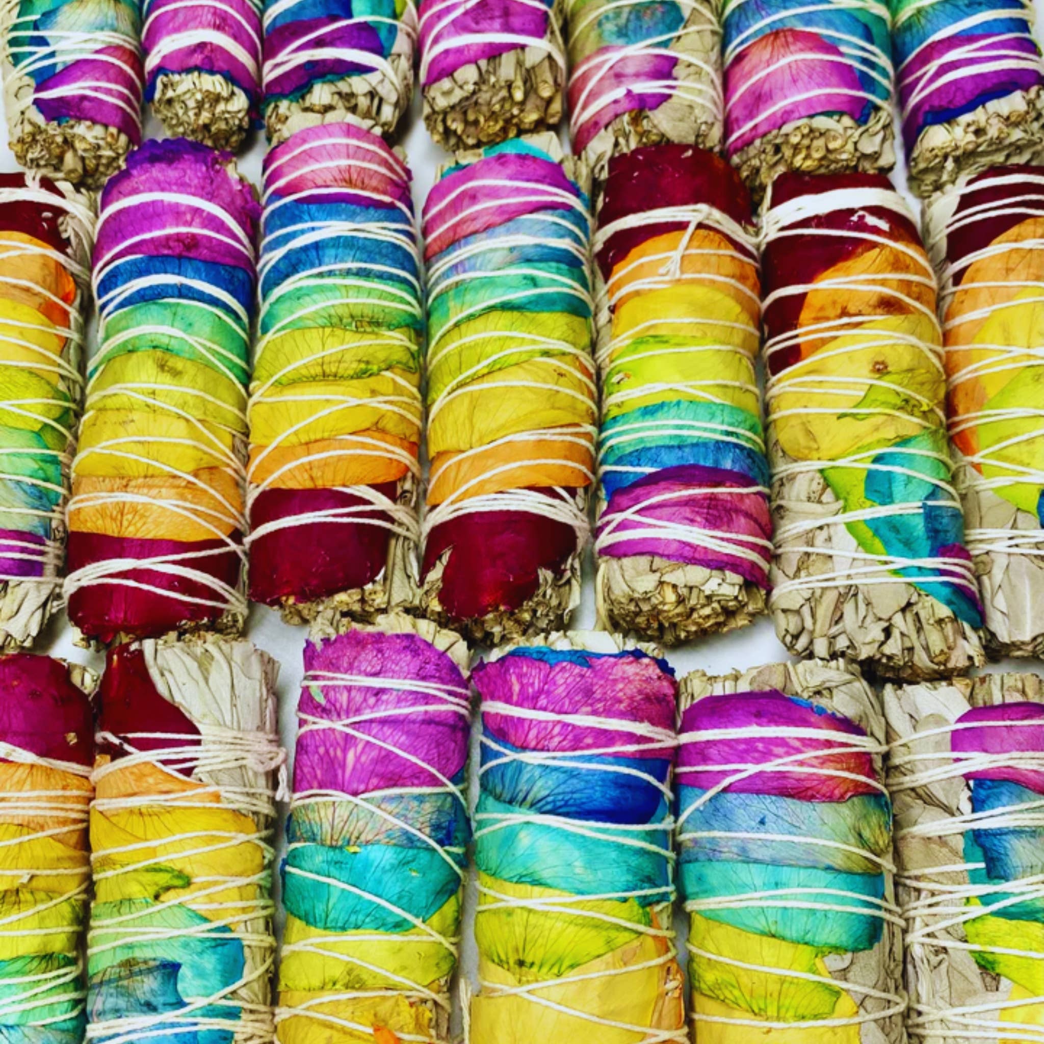 Third Eye Sage - Wholesale Sage Bundle - Rainbow 7 Chakras Rose Petals & White Sage 4″ Smudge Sticks 5