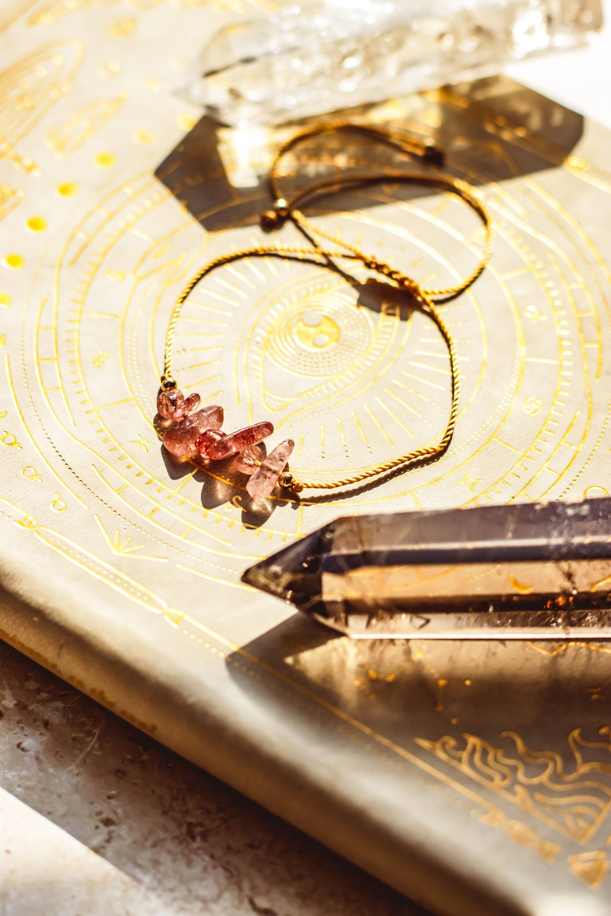 Mindful Living Co. – Großhandel Perlenarmband – Boho-Armband mit Edelsteinchips | Natürliche Kristalle0