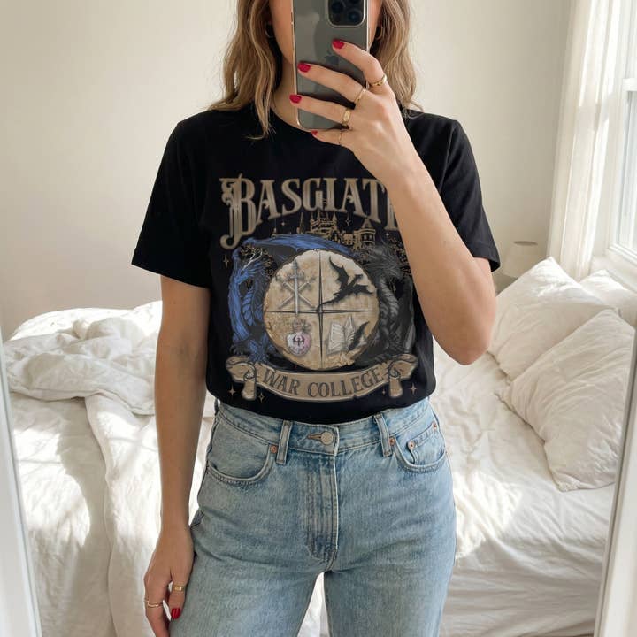 Basgiath Krigshøjskole Fjerde Fløj Inspireret T-shirt for engroshandel hos MagicMerchEmporium