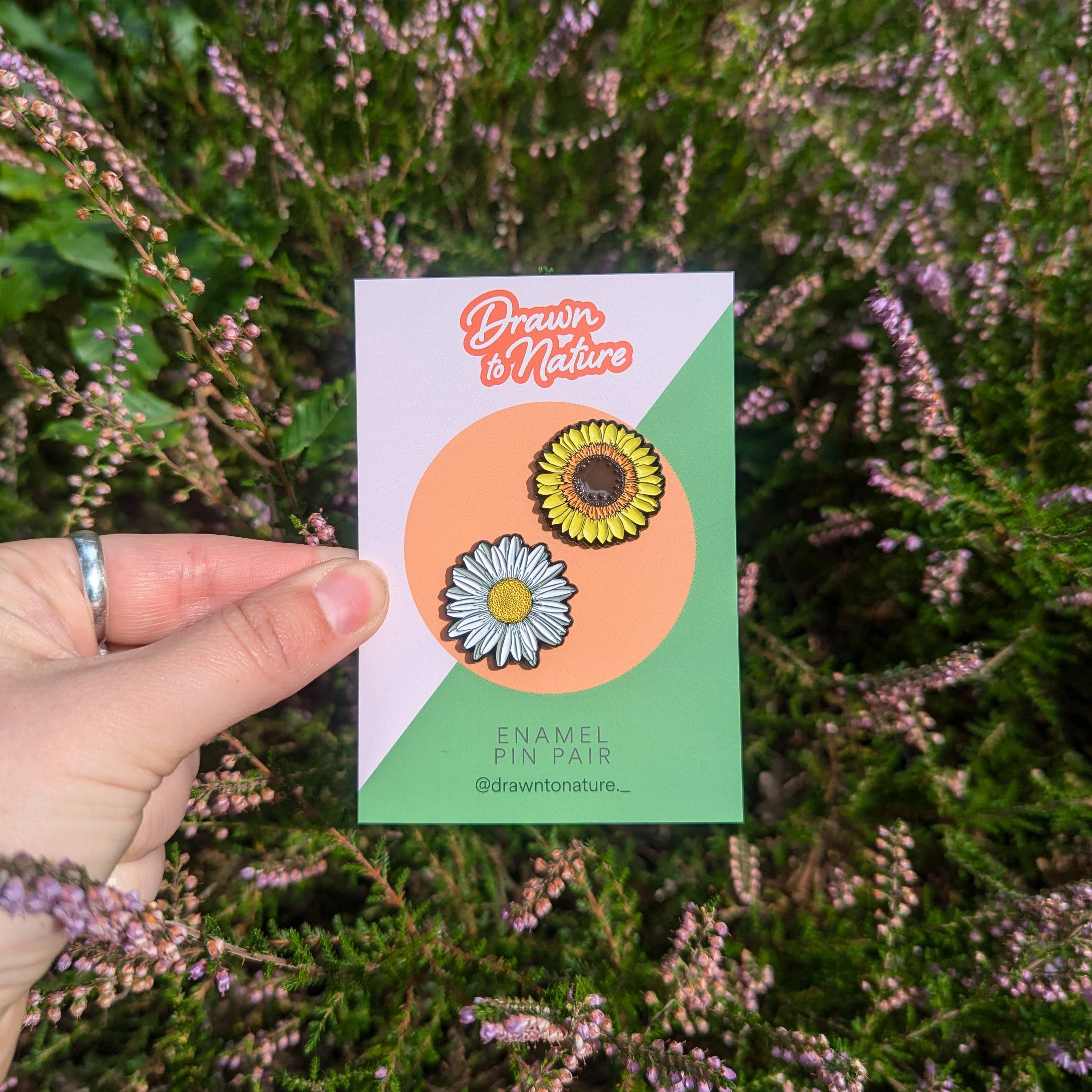 Drawn to Nature - Vendita all'ingrosso Spilla da bavero - Coppia di spille smaltate a forma di fiore, con margherita e girasole2