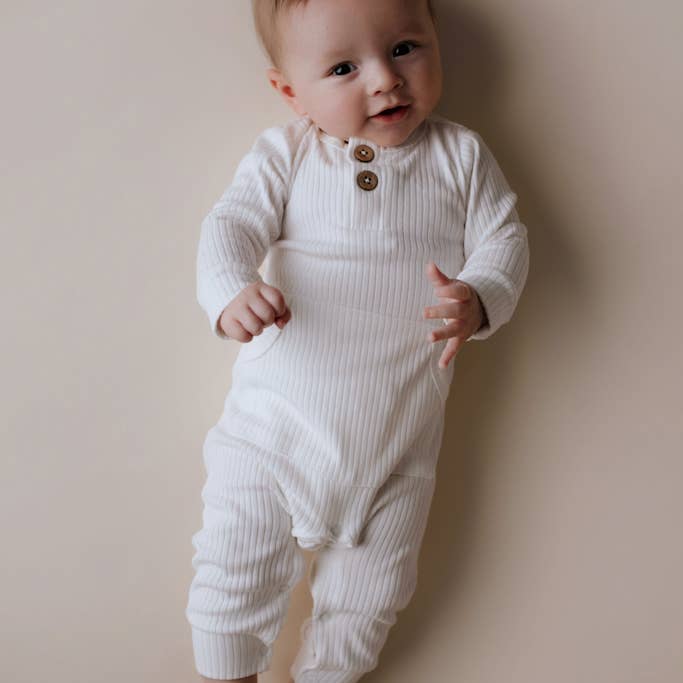 Three Little Tots - Wholesale Rompertje - Baby - Baby ribgebreide romper met zakken44