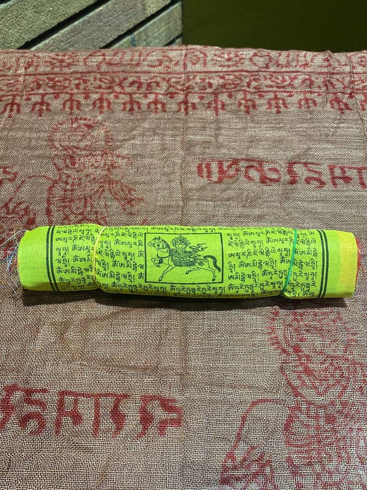 Windhorse Bandeiras de Oração Tibetanas (25 Bandeiras, 8") por atacado de Katmandu Trading Co.