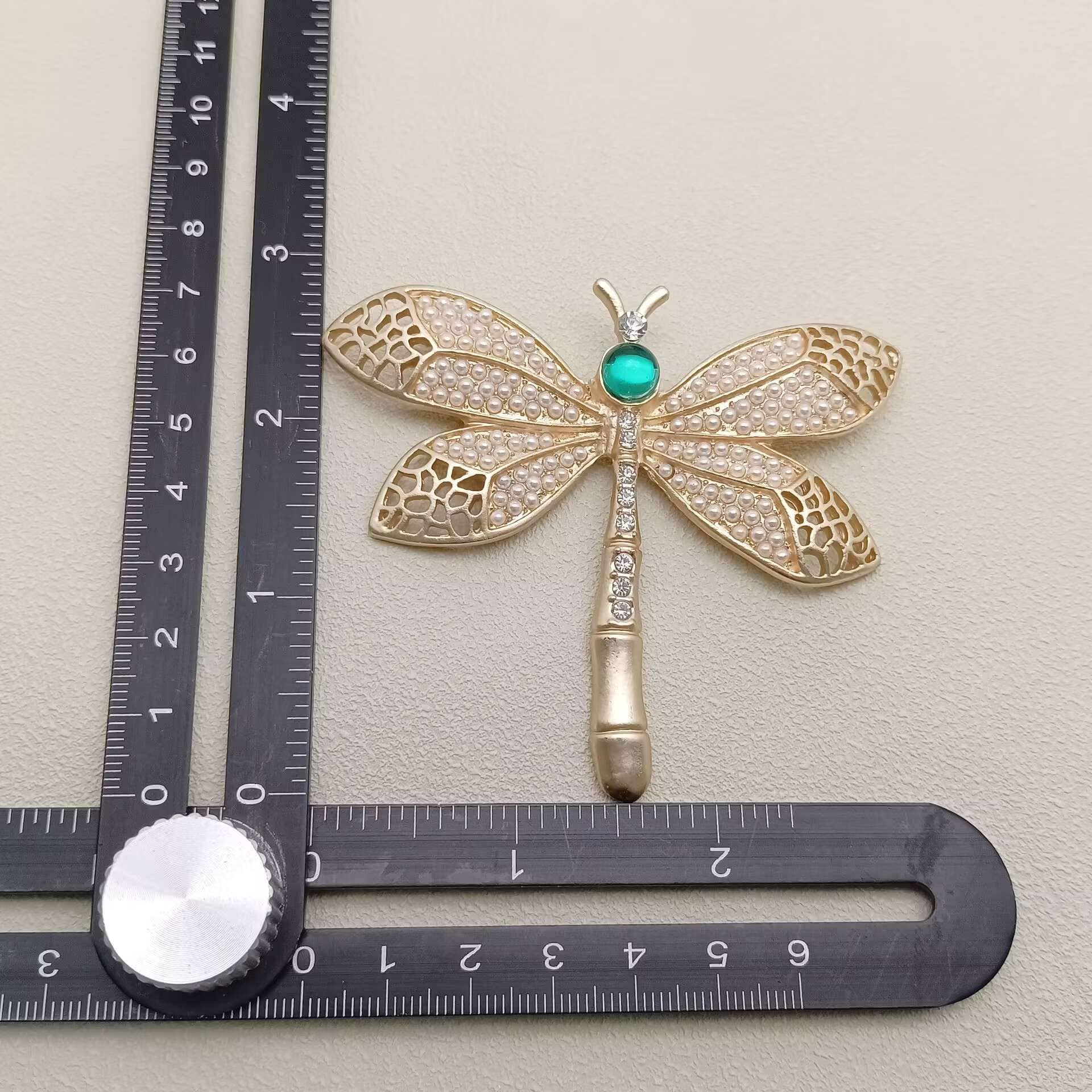 Mio Queena - Vente Broches - Broche libellule dorée mate vintage en strass incrusté2