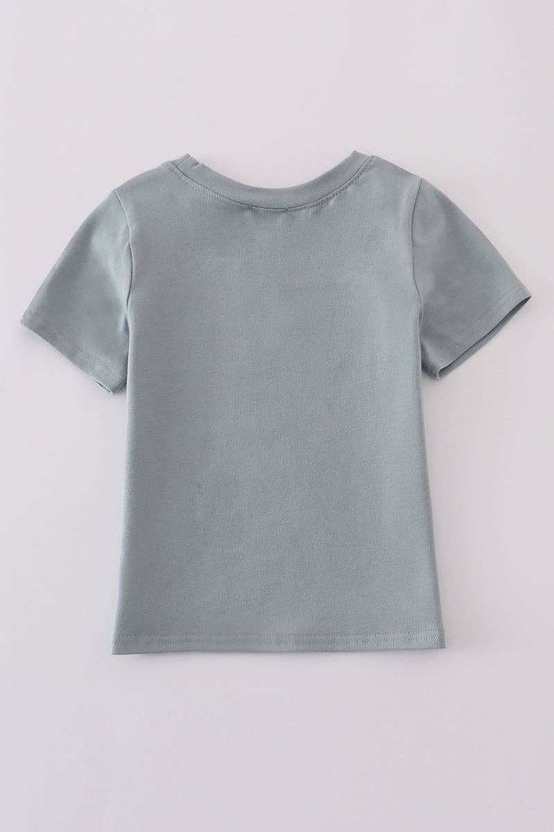 Aspen Rain Boutique - Wholesale T-shirt - Kinderen - Blauwe hij is opgestaan borduurtop3