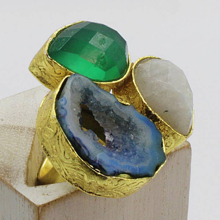 Anello 3 pietre semipreziose blu, verde, bianca - placcato in oro per la vendita all'ingrosso da parte di LA MAR