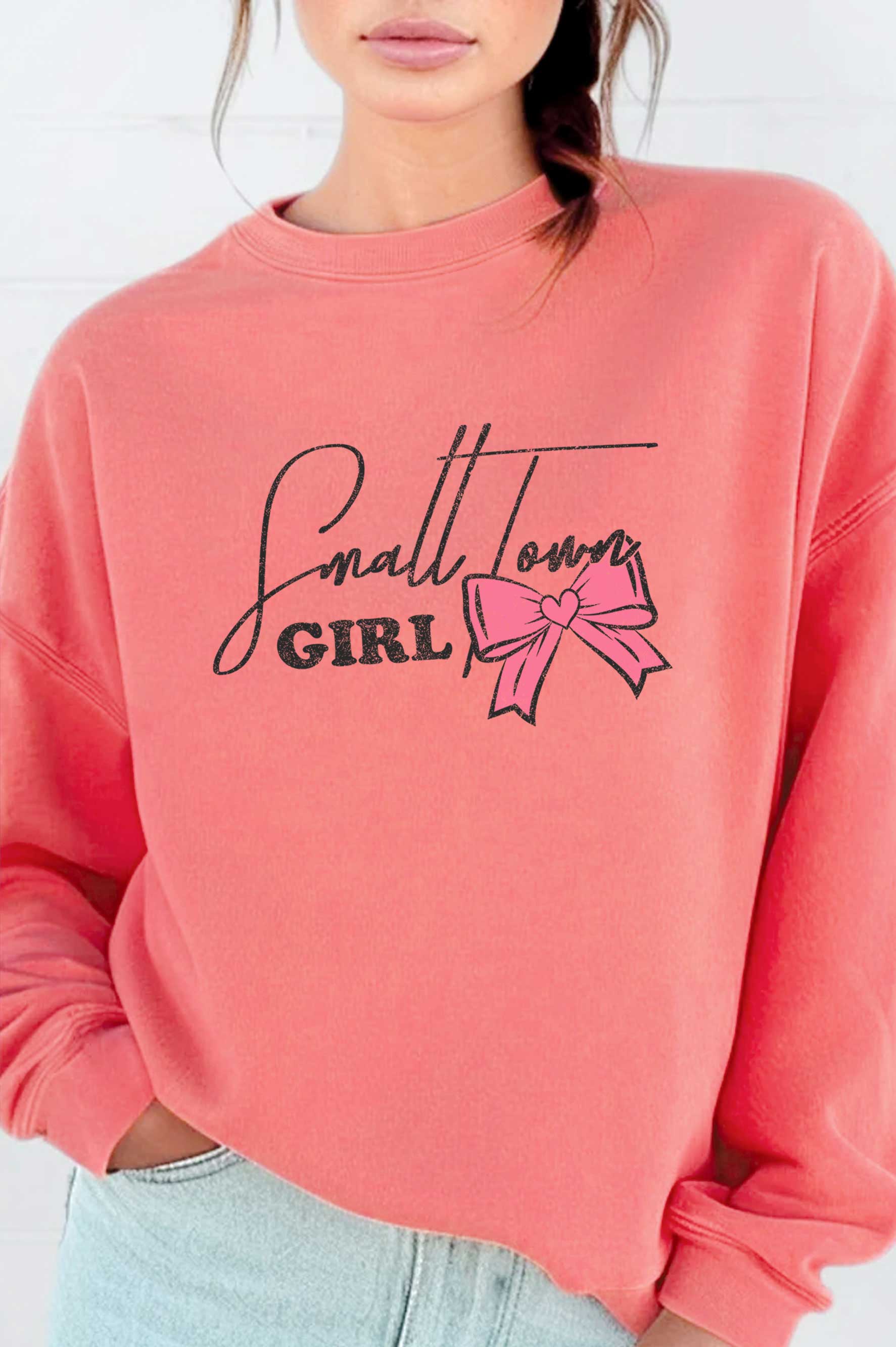 Rustee Clothing – Engroshandel Grafisk Sweatshirt - Dame – SMALL TOWN GIRL RIBBON BOW MINERAL BRUSHED SWEATSHIRTS6