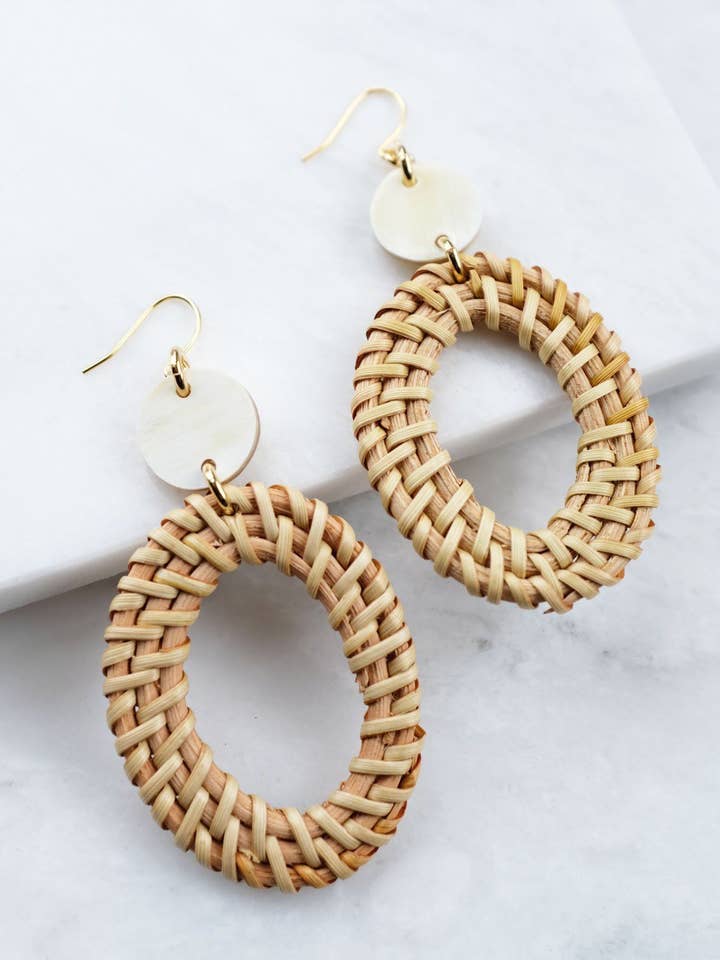 Boucles d'oreilles ovales en corne de buffle et rotin en laiton plaqué or 16 ct pour la vente par Hathorway