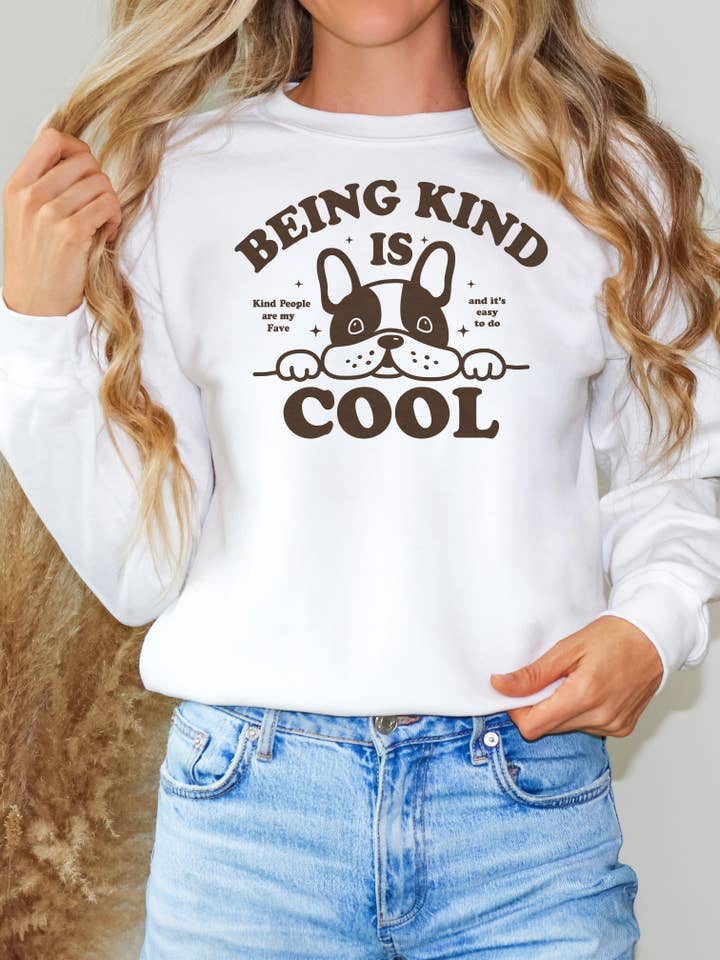 Att vara snäll är cool grafisk tröja - vit | Estetisk colle för wholesale av KOKO + FOX WHOLESALE