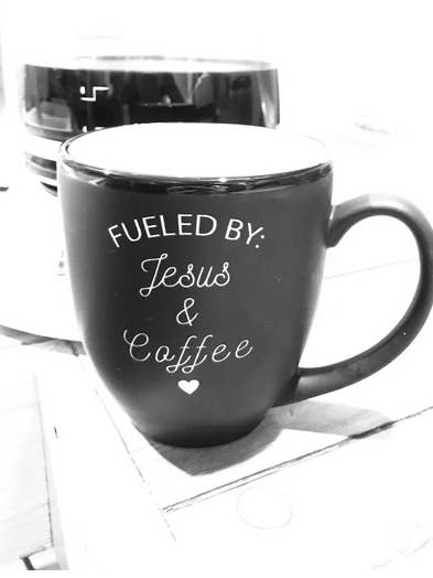 Fueled By Jesus och kaffe matt svart keramisk bistromugg för wholesale av MK Designs