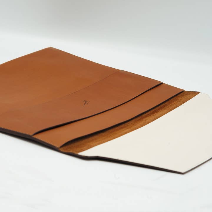 CARPETA PORTFOLIO SLEEVE WITH POCKET - Classic Tan for wholesale by Sfalci