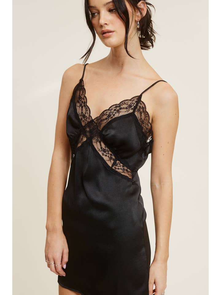 Mimosa - Vente Robe – femme - Robe nuisette mini en satin et dentelle à col en V avec bordure en dentelle transparente5