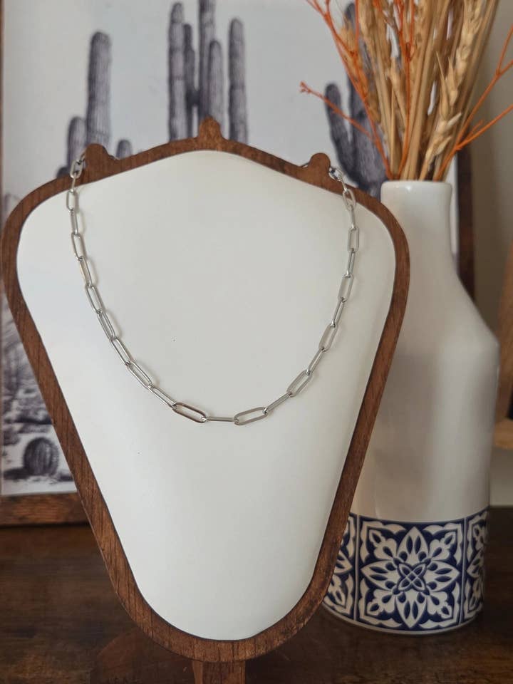 Collier ras du cou en forme de trombone simple pour la vente par The peachy cactus boutique