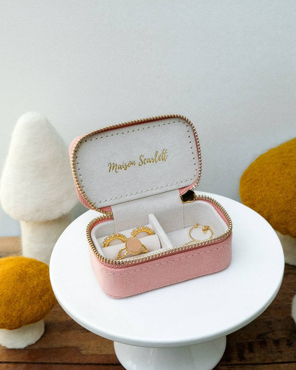 Maison Scarlett - Wholesale Jewelry Box/Organizer - Marie velvet mini travel jewelry box3