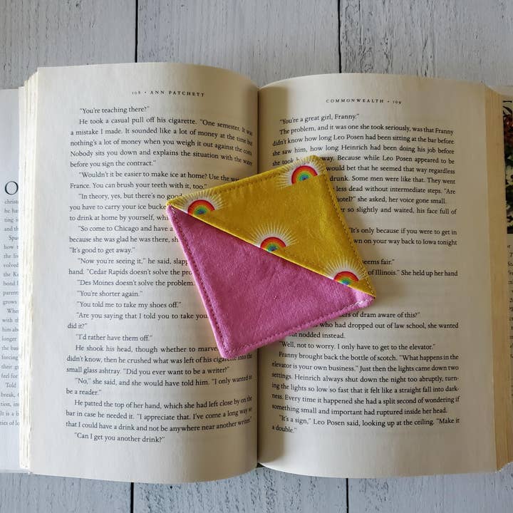 Bamboo Hill – Großhandel Lesezeichen – Ecken-Lesezeichen aus Stoff mit passendem Halter4