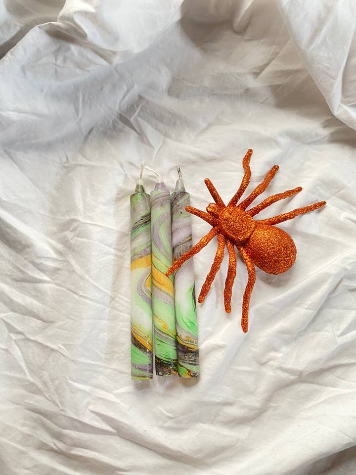 Lot de 3 bougies coniques pour Halloween Marble Dip Dye - Hocus Pocus pour la vente par LitMe Candles