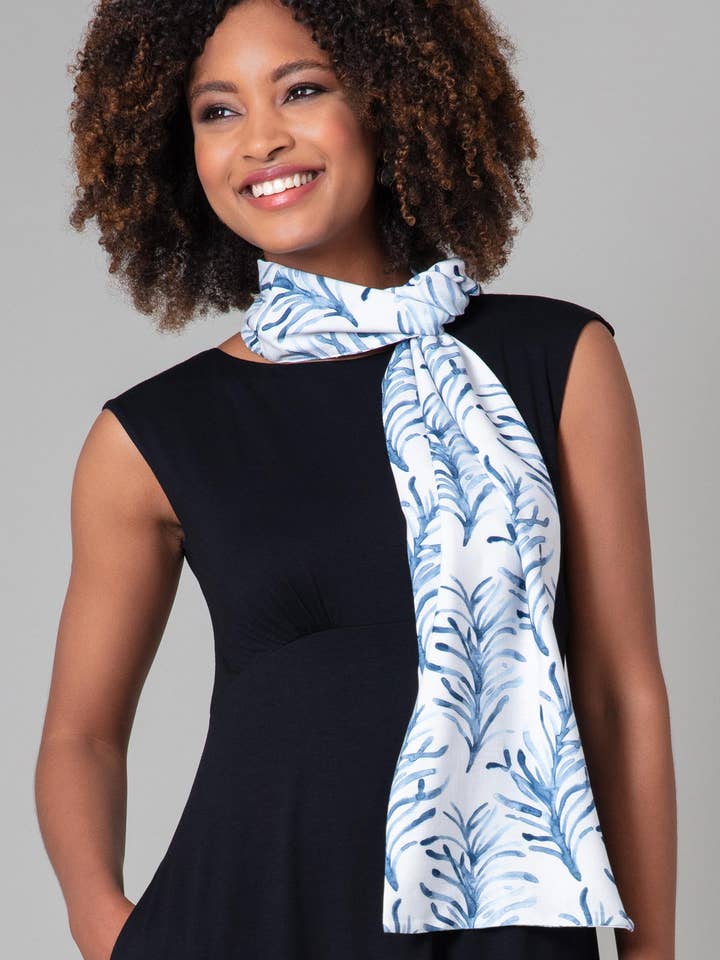 Écharpe tissée Azra à motif floral bleu et blanc pour la vente par Alie Street